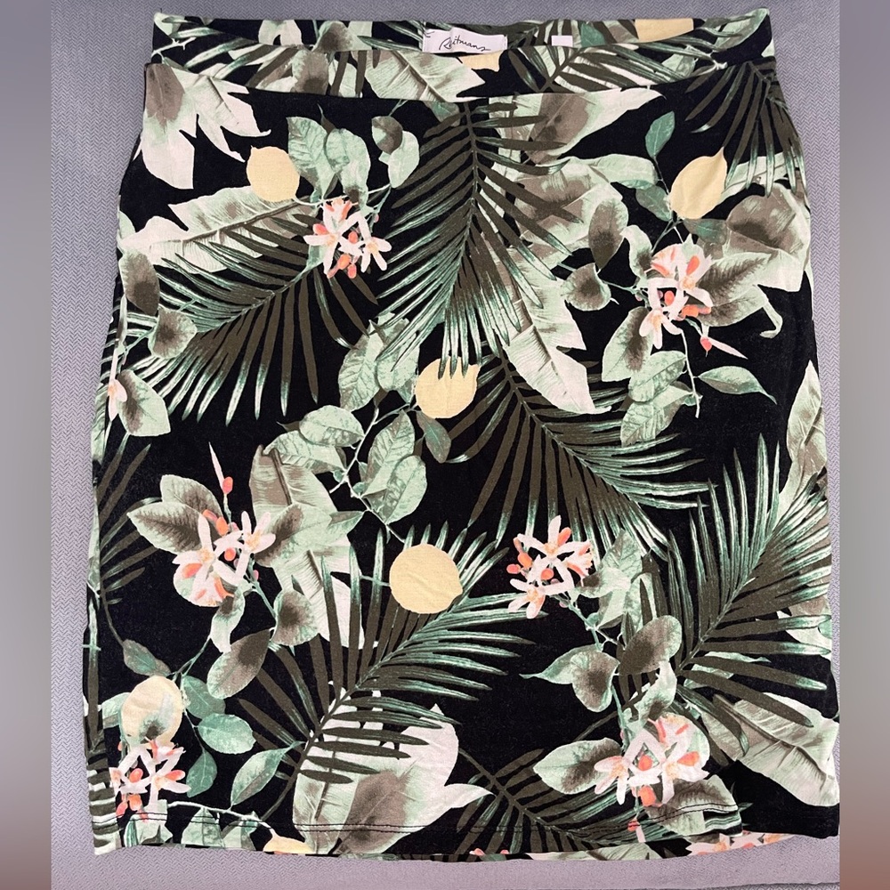 Reitmans Black and Green Leaf-Print mini skirt size small